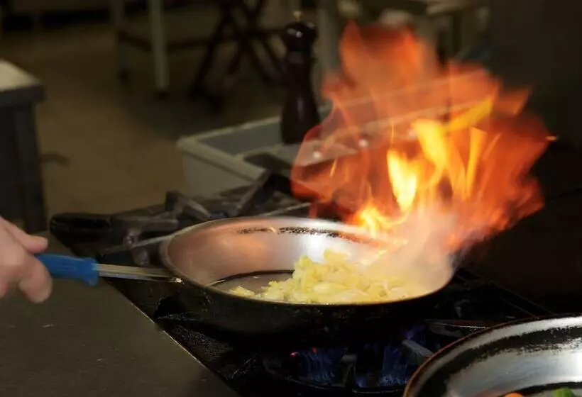 Отель Riverside Hot Springs Inn & Spa Adults Only