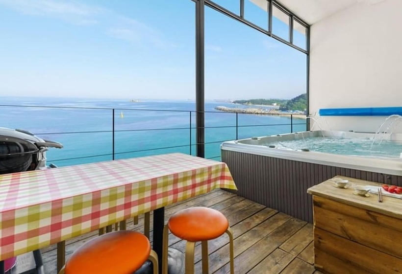 Пансион Goseong Croton Pool Villa