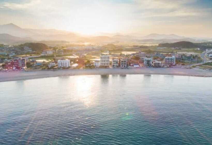 Пансион Goseong Croton Pool Villa