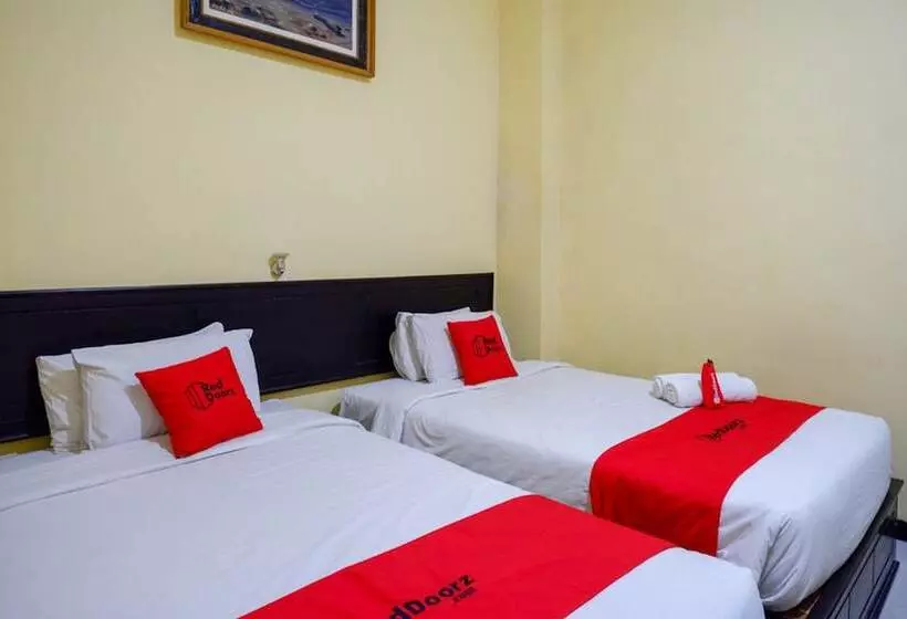 Hotelli Reddoorz Near Citraland Waterpark Kendari