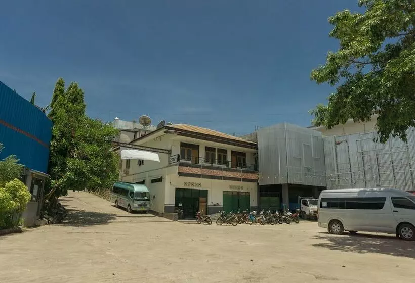 ホテル Reddoorz @ Tambolaka Sumba