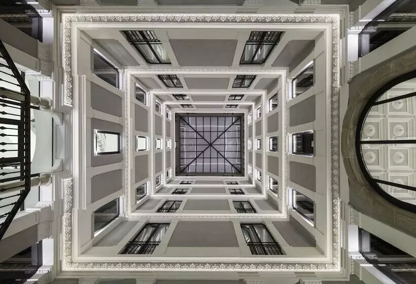 Отель H10 Urquinaona Plaza