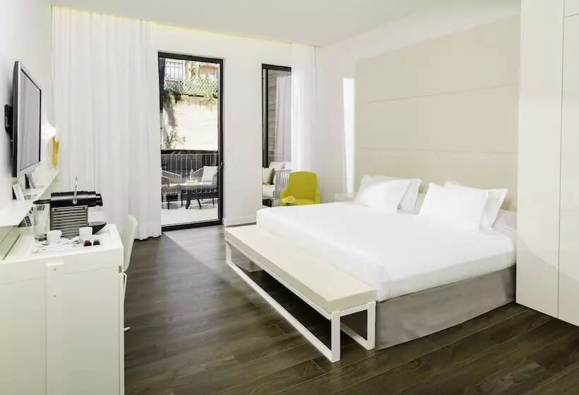 Отель H10 Urquinaona Plaza