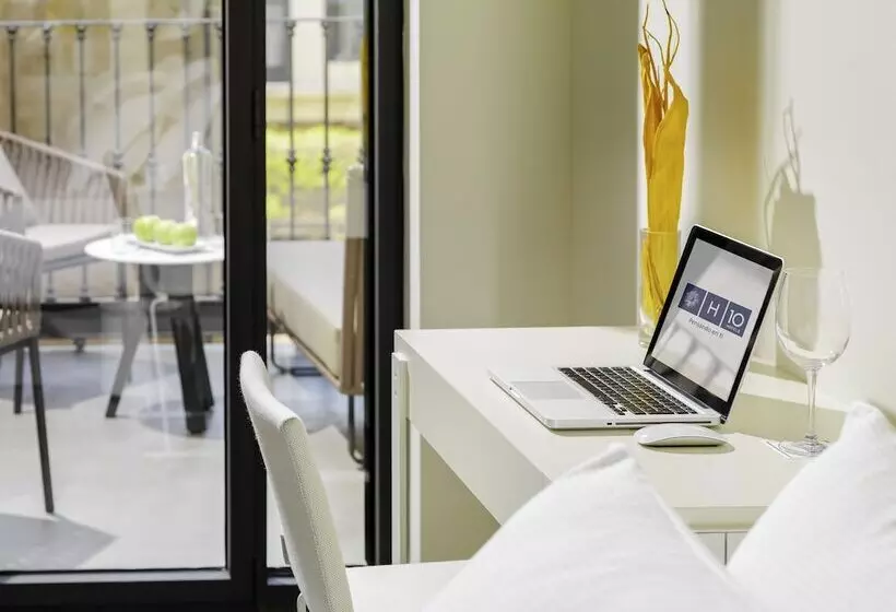 Отель H10 Urquinaona Plaza