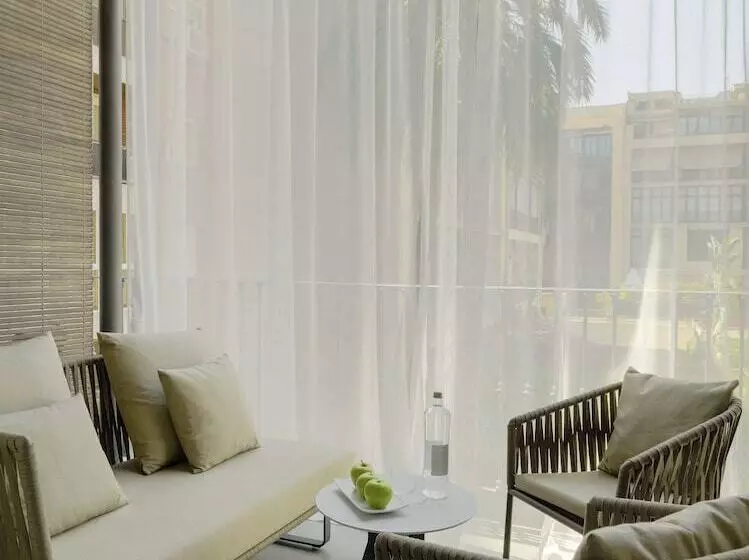 Отель H10 Urquinaona Plaza