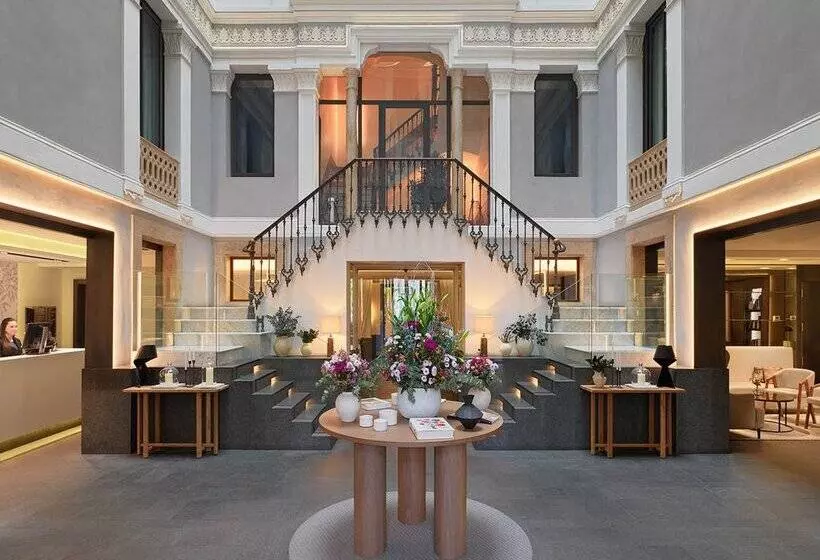 Отель H10 Urquinaona Plaza