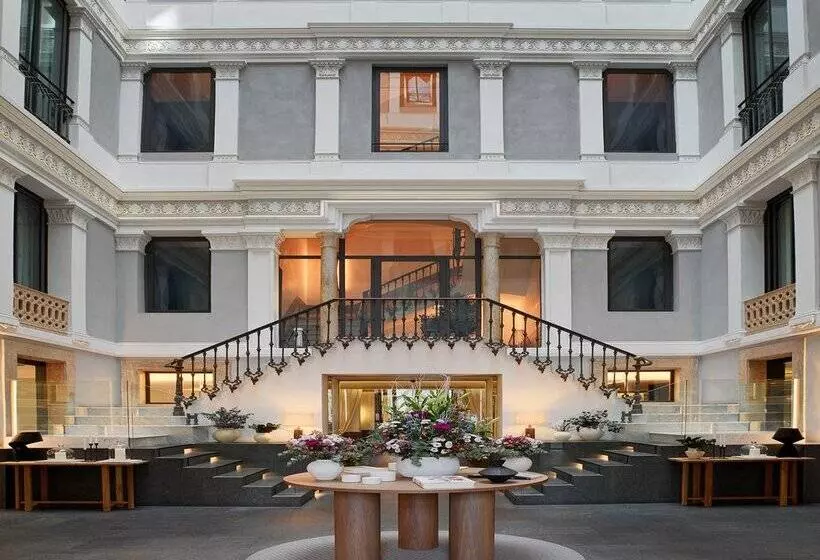 Отель H10 Urquinaona Plaza