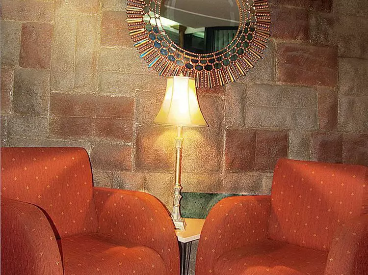 ホテル Melrose Plaza Suites