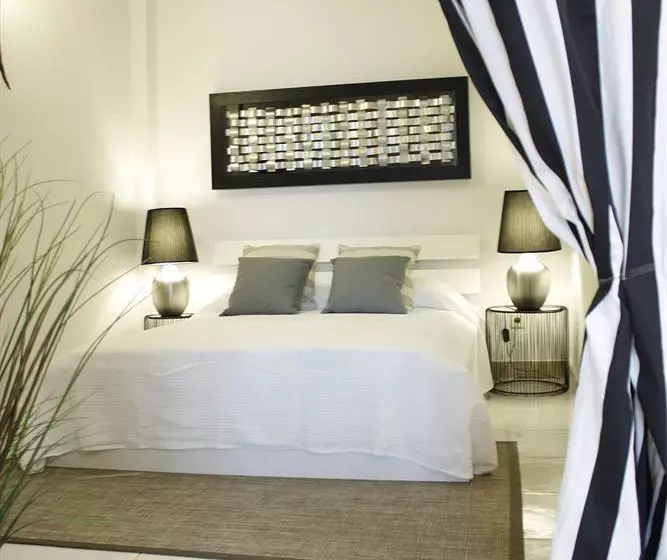 Apartamentos WooTravelling Plaza de Oriente Homtels