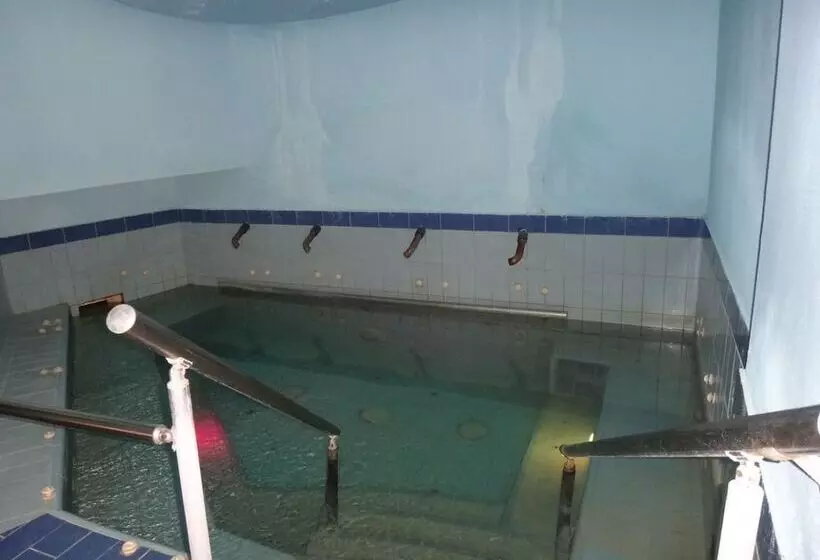 בית מלון כפרי 9 Queens Spa