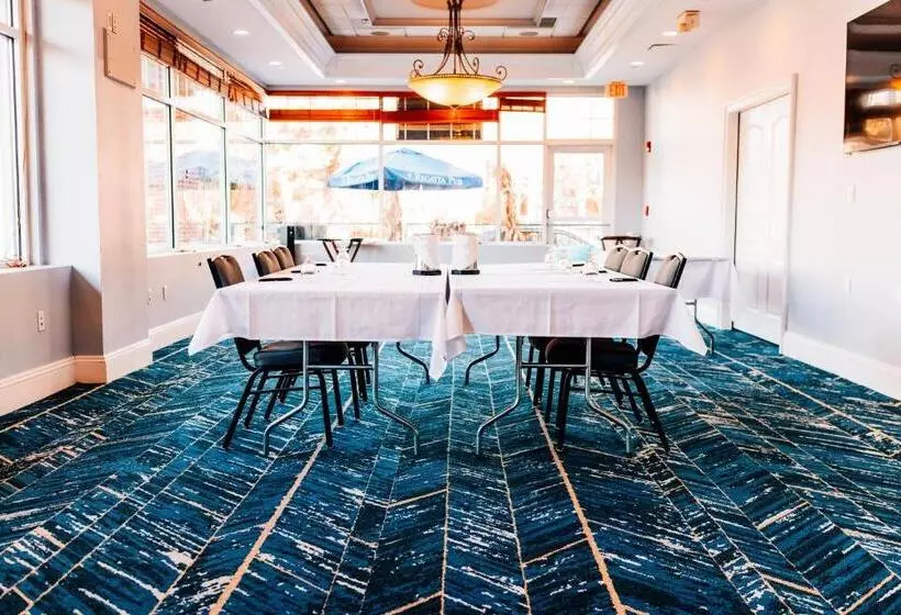 Salem Waterfront Hotel & Suites