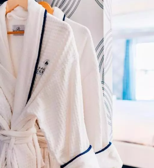 Salem Waterfront Hotel & Suites