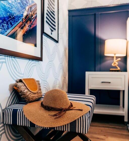 Salem Waterfront Hotel & Suites