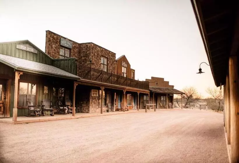 Отель Tombstone Monument Guest Ranch
