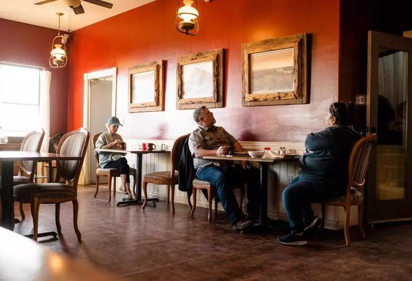 Отель Tombstone Monument Guest Ranch