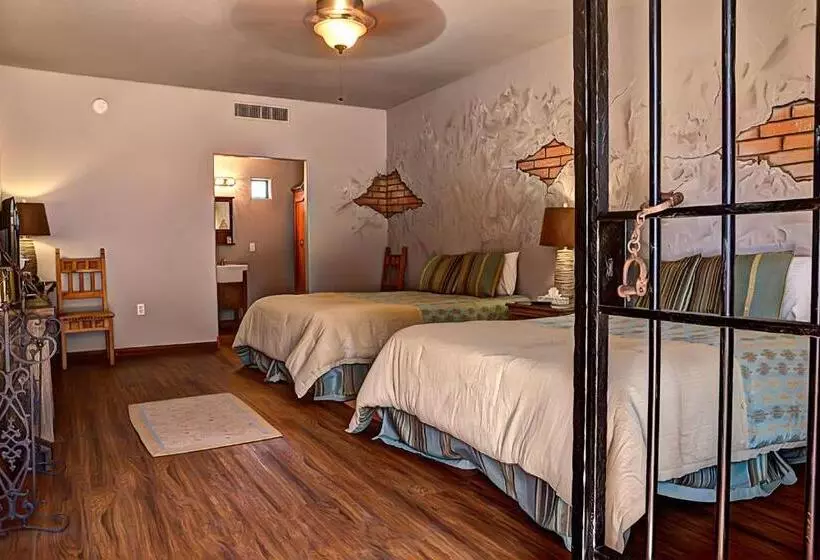 Отель Tombstone Monument Guest Ranch