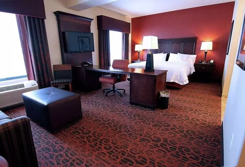 Hampton Inn & Suites Grand Forks