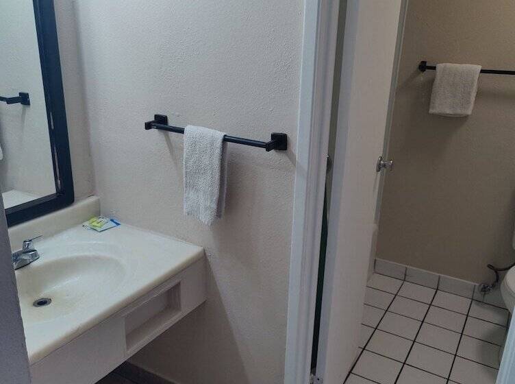 Отель Best Inn & Suites