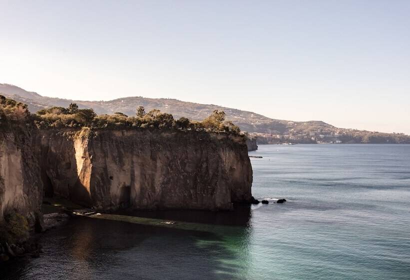 Отель Laqua By The Sea