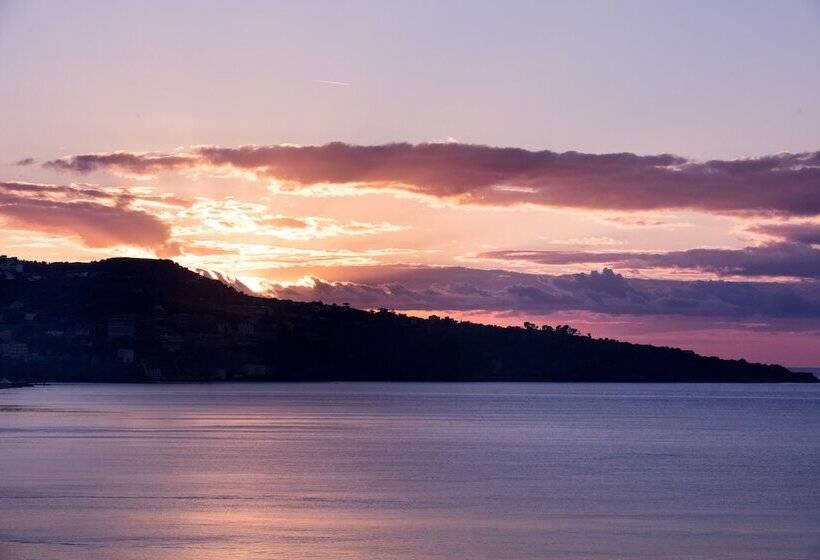 Отель Laqua By The Sea