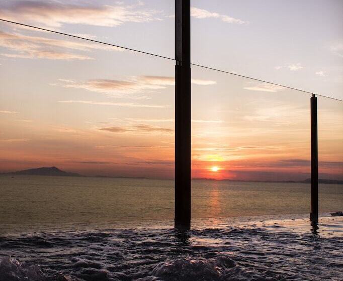 Отель Laqua By The Sea