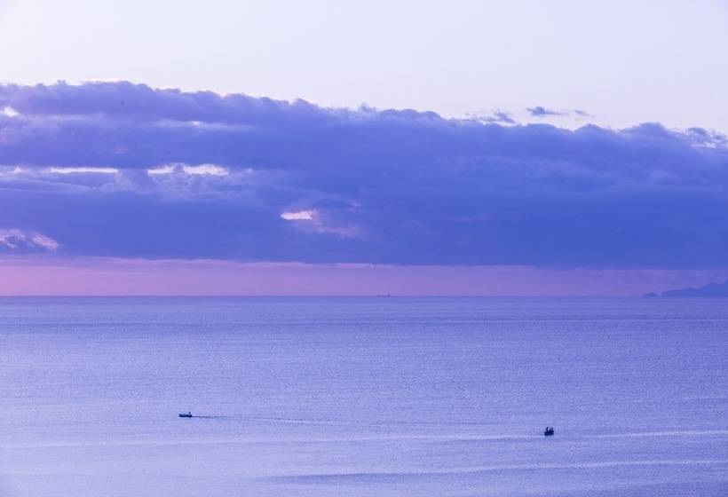 Отель Laqua By The Sea