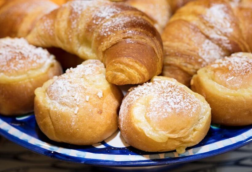 Отель Laqua By The Sea