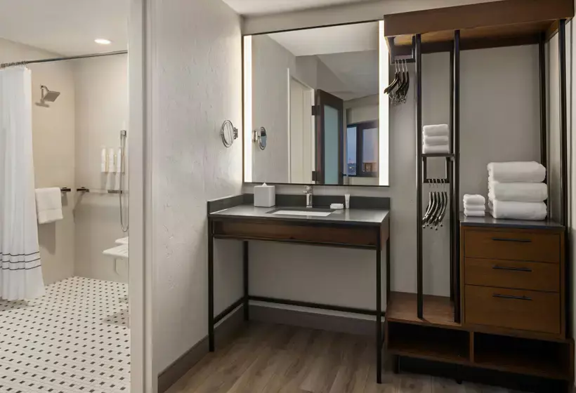 Oshkosh Marriott Waterfront Hotel & Convention Center