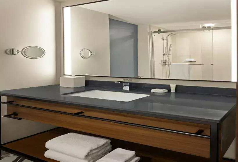 Oshkosh Marriott Waterfront Hotel & Convention Center