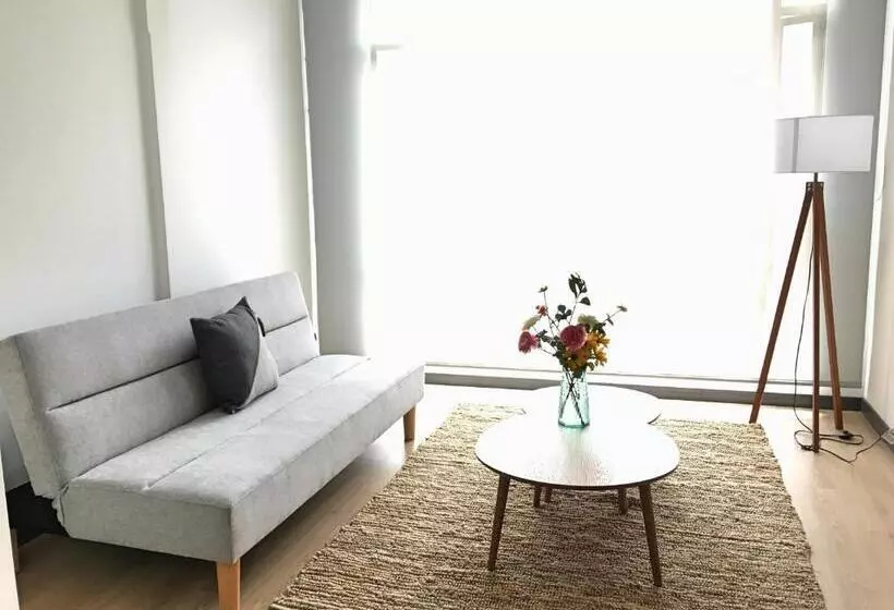 ホテル Cora 96 Street Apartments