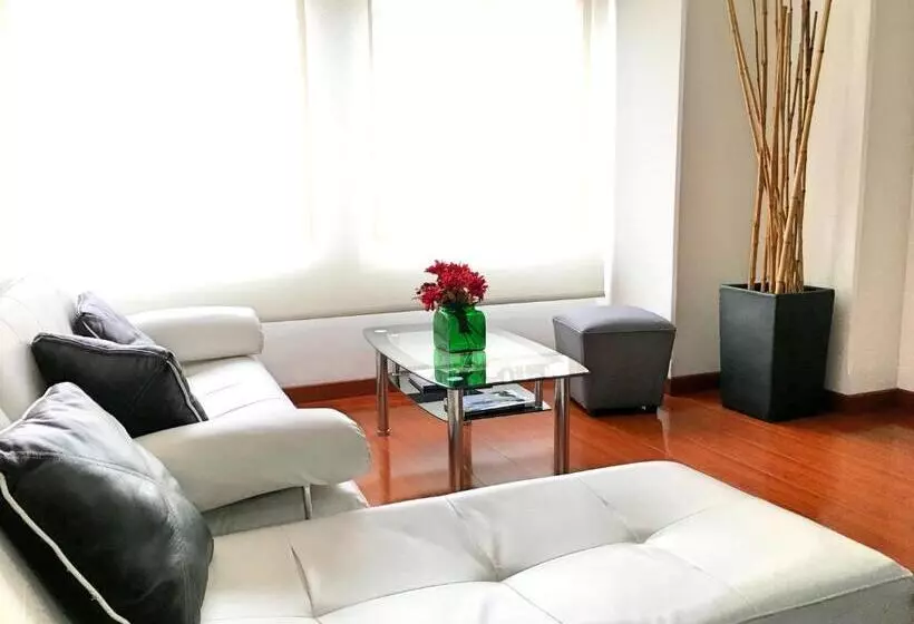 ホテル Cora 96 Street Apartments