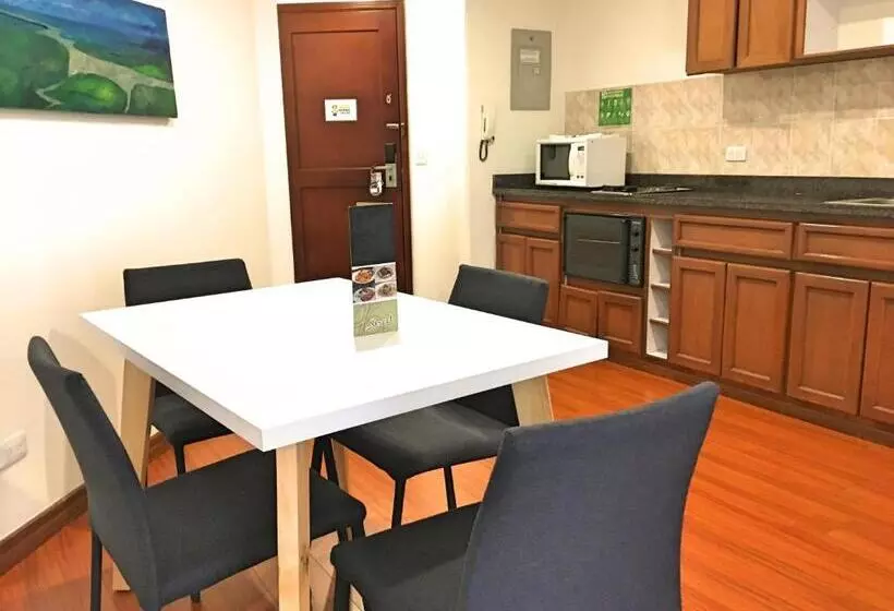 ホテル Cora 96 Street Apartments