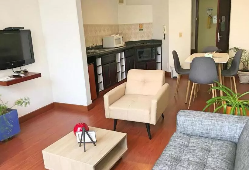 ホテル Cora 96 Street Apartments