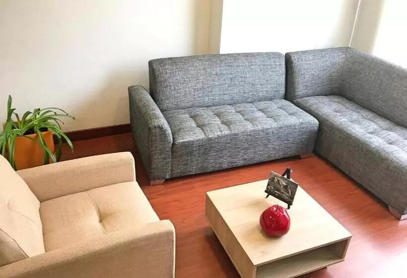 ホテル Cora 96 Street Apartments