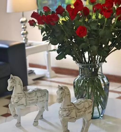 ホテル Cora 96 Street Apartments