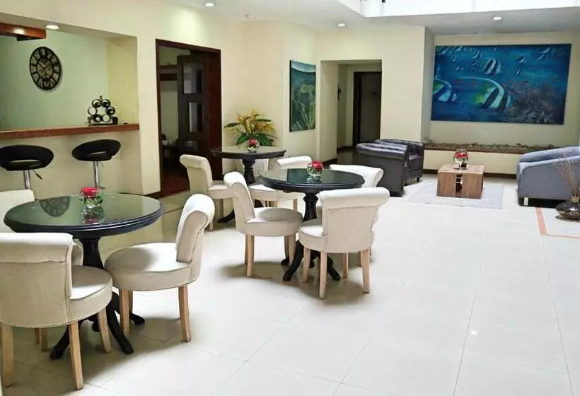 ホテル Cora 96 Street Apartments