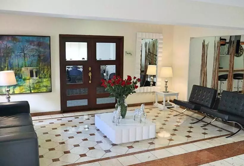 ホテル Cora 96 Street Apartments