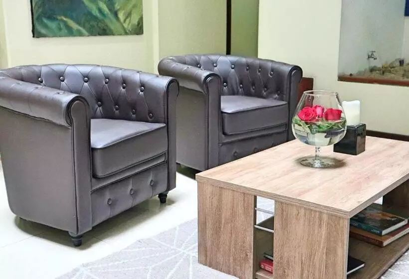 ホテル Cora 96 Street Apartments