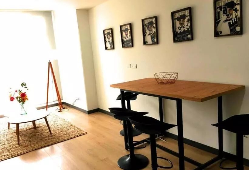 ホテル Cora 96 Street Apartments