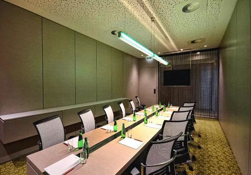 Sound Garden Hotel Airport