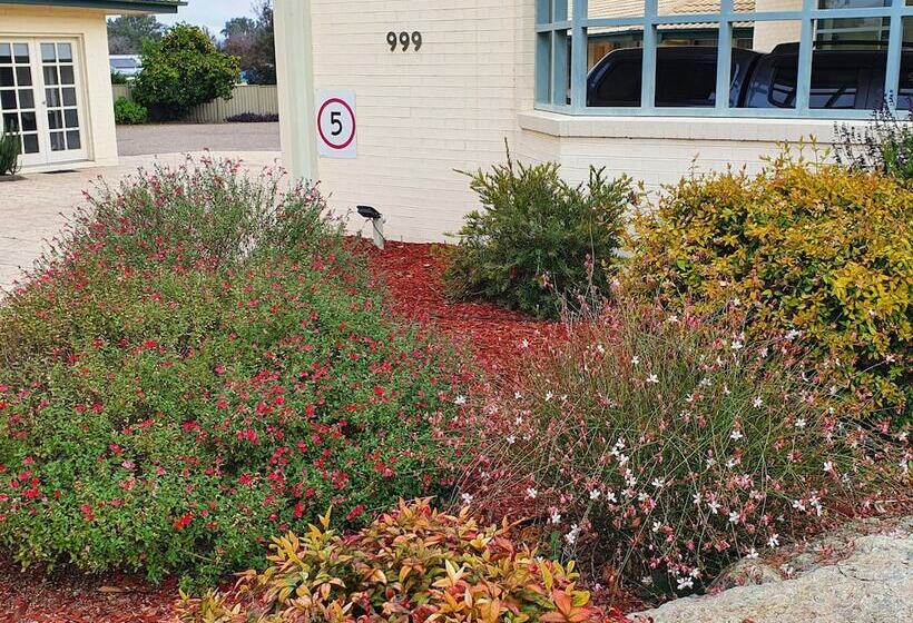 The Aston Motel Tamworth