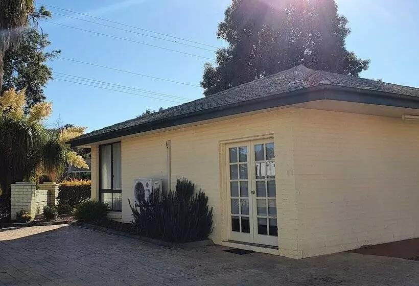 The Aston Motel Tamworth