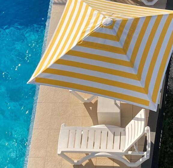 فندق على الطريق The Mid Pacific