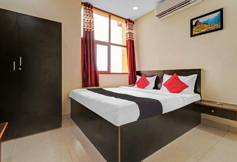 בית מלון כפרי Collection O 84373 Nsk Residency