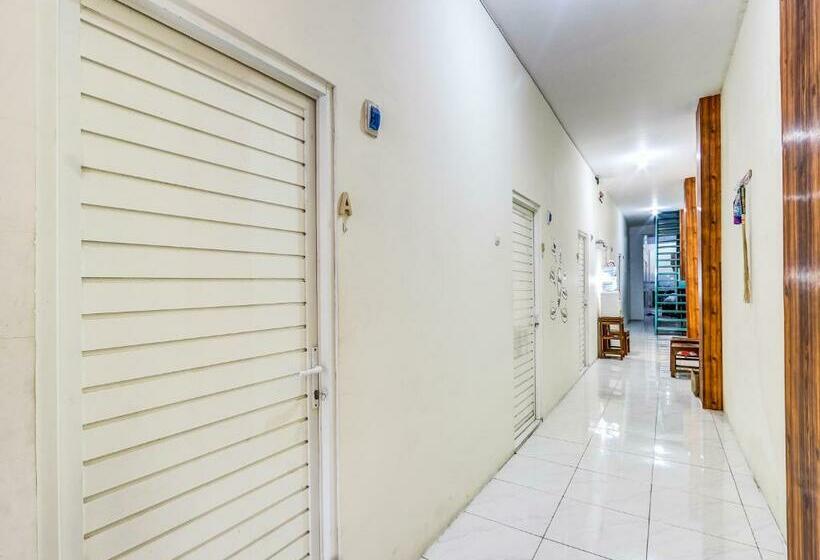 Szálloda Spot On 90780 Gang Tengah Homestay Syariah