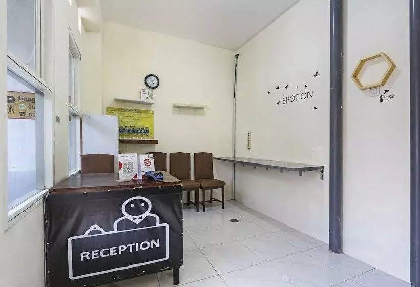 هتل Spot On 90780 Gang Tengah Homestay Syariah