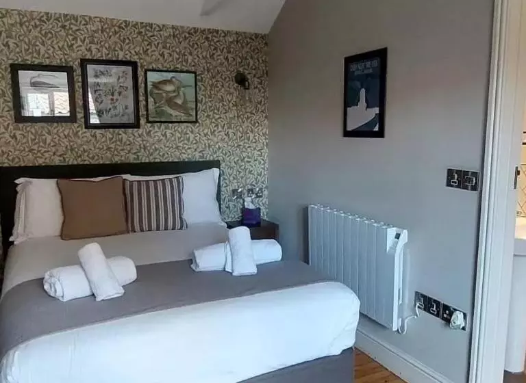 Aamiaismajoitus (B&B) The Three Swallows Cley