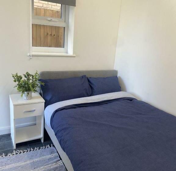 Pensjonat Converted Guest House For Short Term Stays