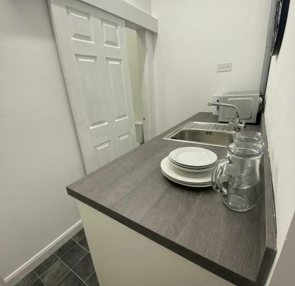 Pensjonat Converted Guest House For Short Term Stays