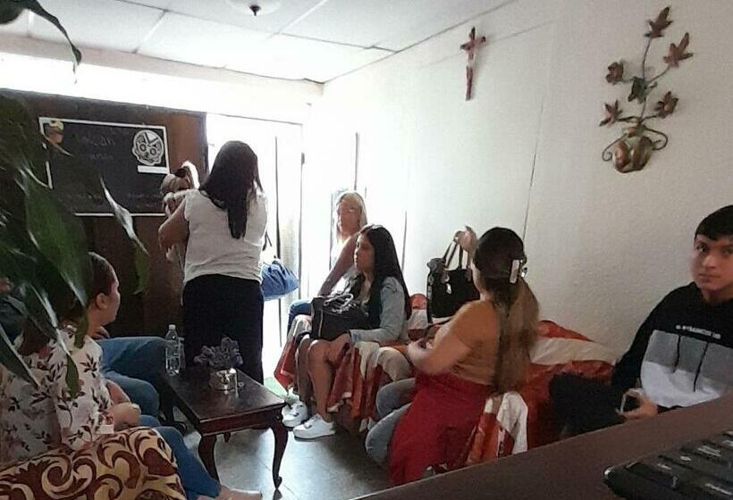 هاستل Huellas Hostal Antigua